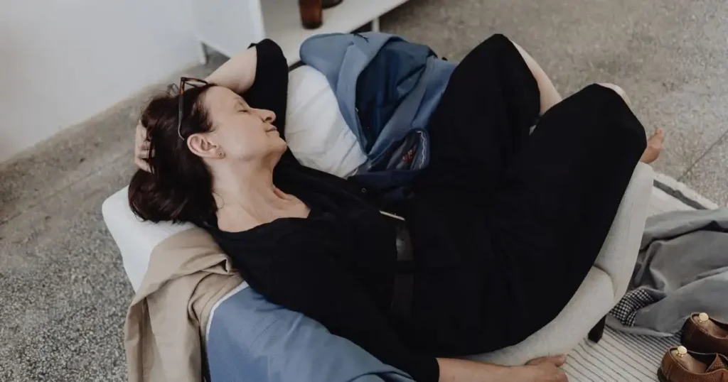 How to Improve Sleep Naturally: Hindi Guide with Tips